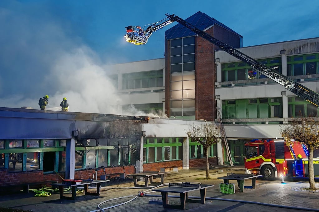 Rund 140 Einsatzkräfte bekämpfen den Brand.