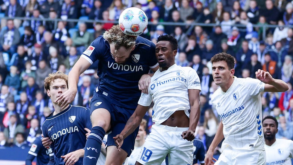 Der 1. FC Magdeburg um Lubambo Musonda (hier im Duell mit dem köpfenden Philipp Strompf) hat es verpasst, tabellarisch zu klettern. (Foto: Imago Images/HBM-Media)