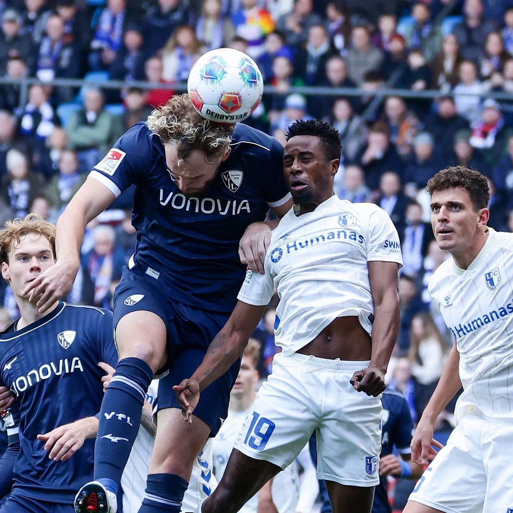 Der 1. FC Magdeburg um Lubambo Musonda (hier im Duell mit dem köpfenden Philipp Strompf) fährt ohne Punkte nach Hause. (Foto: Imago Images/HBM-Media)