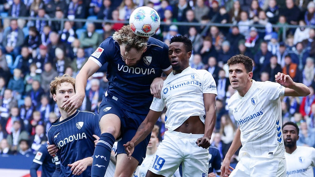 Der 1. FC Magdeburg um Lubambo Musonda (hier im Duell mit dem köpfenden Philipp Strompf) fährt ohne Punkte nach Hause.