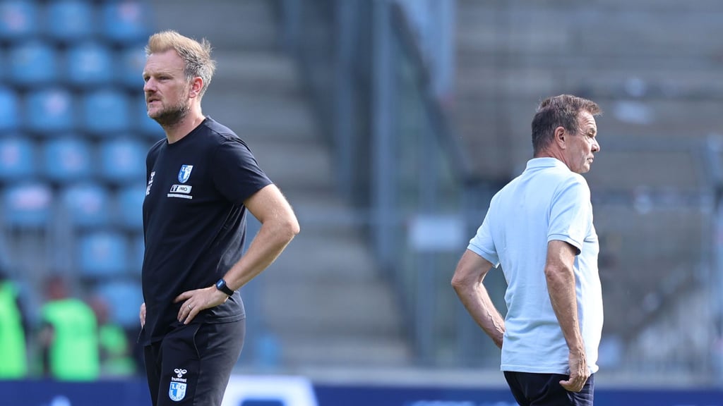 Markus Fiedler (links) hat seine Entlassung beim 1. FC Magdeburg anders in Erinnerung als Sportchef Otmar Schork.