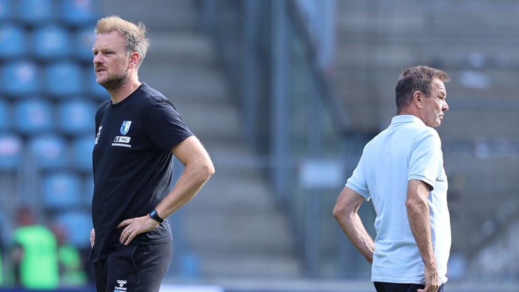Markus Fiedler (links) hat seine Entlassung beim 1. FC Magdeburg anders in Erinnerung als Sportchef Otmar Schork.