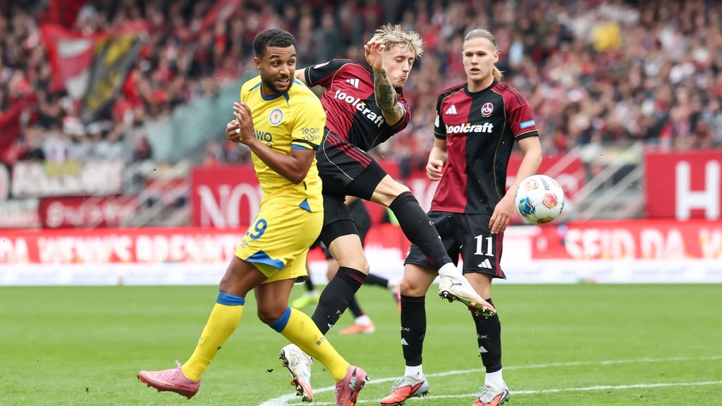 In Aktion: Tim Drexler vom 1. FC Nürnberg (M) und Leon Bell-Bell von Eintracht Braunschweig.