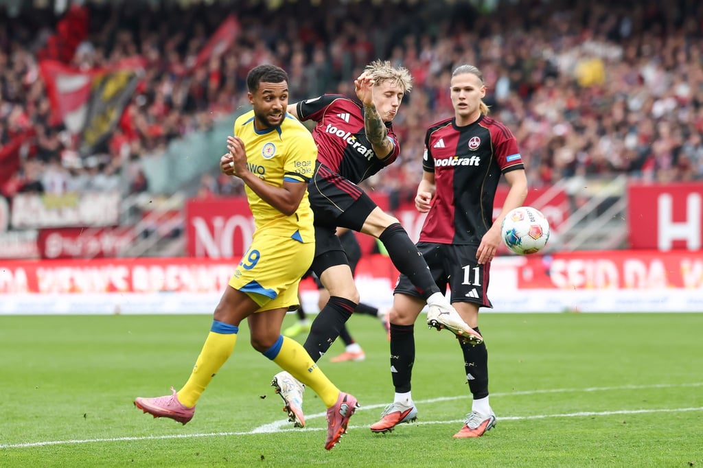 In Aktion: Tim Drexler vom 1. FC Nürnberg (M) und Leon Bell-Bell von Eintracht Braunschweig.