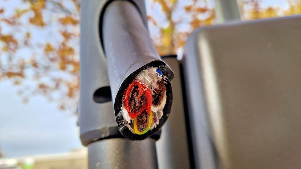 An der Ladesäule der Stadtwerke Merseburg hängen nur noch die Reste des E-Ladekabels. 