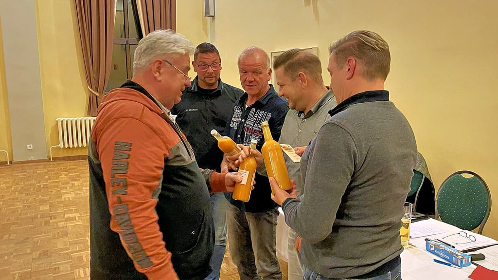 Peter Trittin verabschiedet vor der Vorstandsneuwahl das alte  Leitungsgremium: Kevin Wolters, Kersten Henze,  Jan Kerz und Mike Schirrmeister (v. li.)