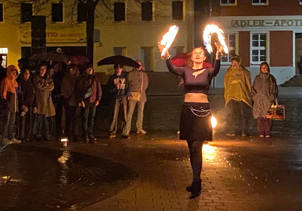 Dicht am Publikum agierten die die Mitglieder der Magdeburger Feuergruppe.