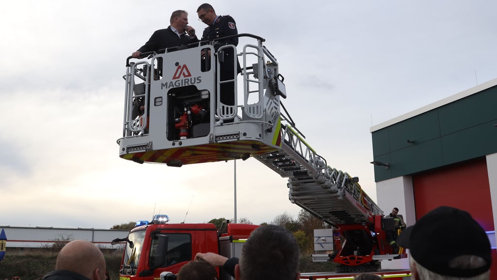 Barleben Bürgermeister Frank Nase (links) und Wehrleiter Daniel Säuberlich führen den neuen Hubrettungswagen der Feuerwehr vor.