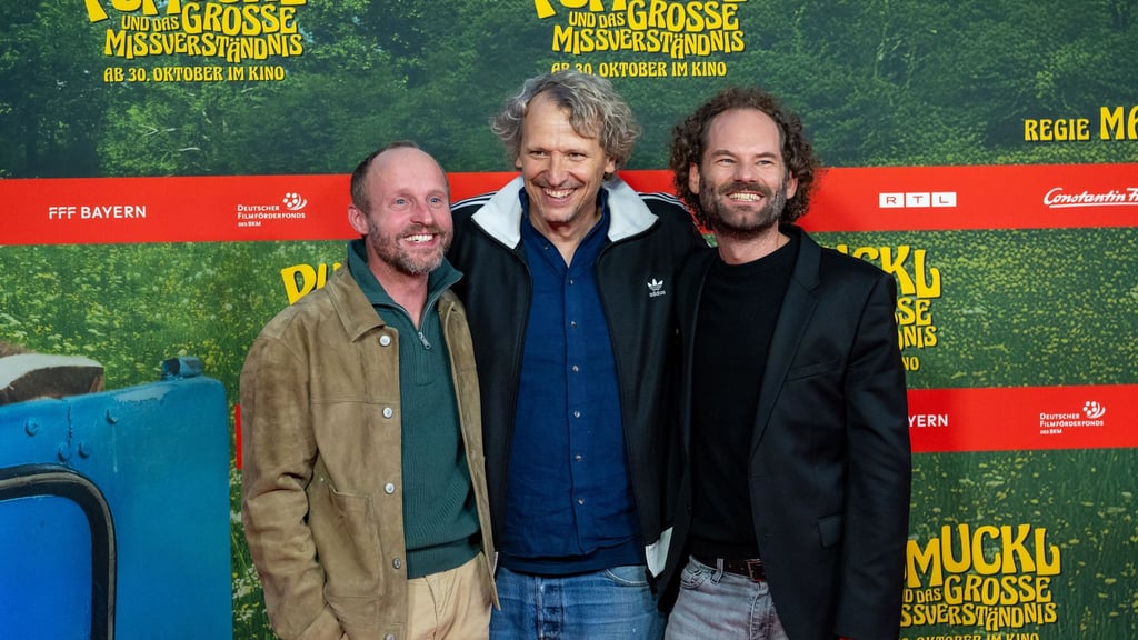 Florian Brückner (l) spielt Meister Eder, Maxi Schafroth (r) spricht den Pumuckl.