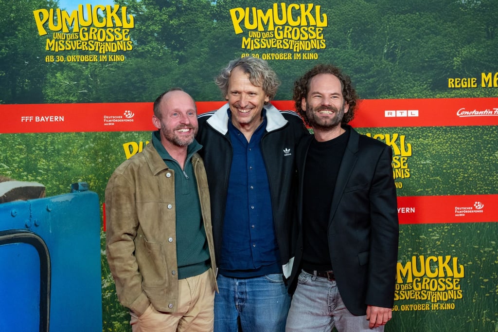 Florian Brückner (l) spielt Meister Eder, Maxi Schafroth (r) spricht den Pumuckl.
