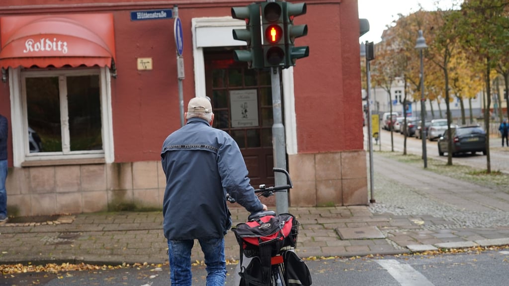 Und schon wieder Rot. In Sangerhausen, wie hier in der Hüttenstraße, sind manche Ampelphasen so kurz, dass einige Leute es nicht über die Straße schaffen.
