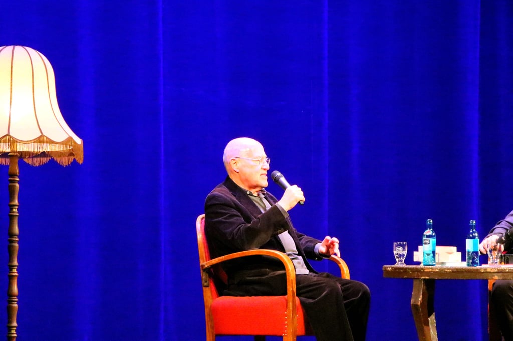 Gregor Gysi plauderte im Theater über Politik und Persönliches.