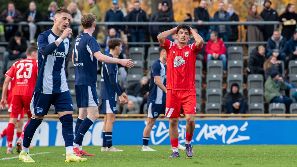 Joscha Wosz (r.) und der HFC rutschten immer tiefer in die Krise.
