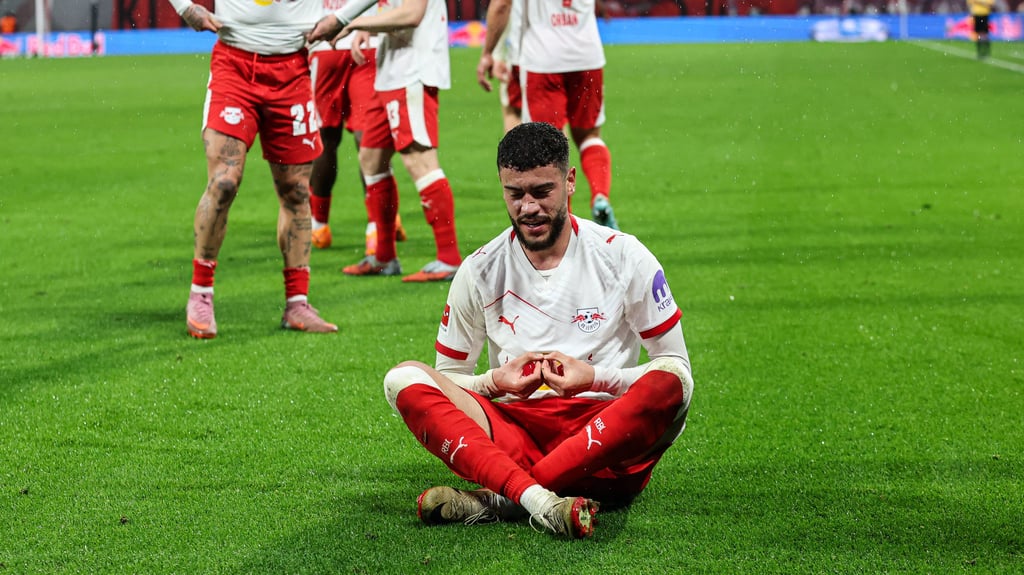 RB-Stürmer Romulo zeigt nach seinem 3:1 gegen Stuttgart die Mudra-Geste des Manga-Helden Naruto