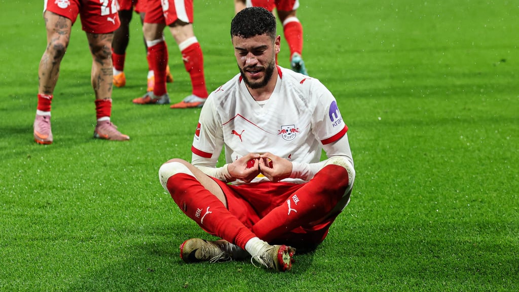 RB-Stürmer Romulo zeigt nach seinem 3:1 gegen Stuttgart die Mudra-Geste des Manga-Helden Naruto.