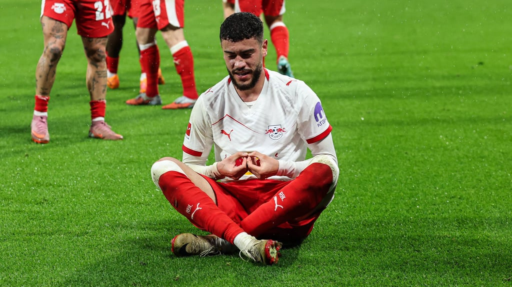 RB-Stürmer Romulo zeigt nach seinem 3:1 gegen Stuttgart die Mudra-Geste des Manga-Helden Naruto.