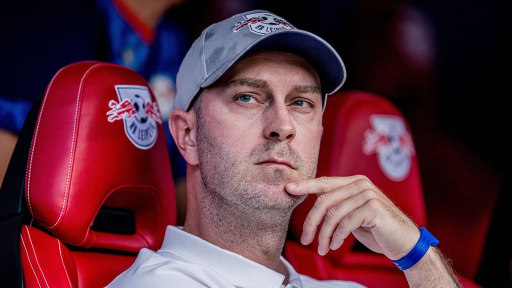 Der 1. FC Magdeburg bekommt es mit RB Leipzig um Trainer Ole Werner zu tun.