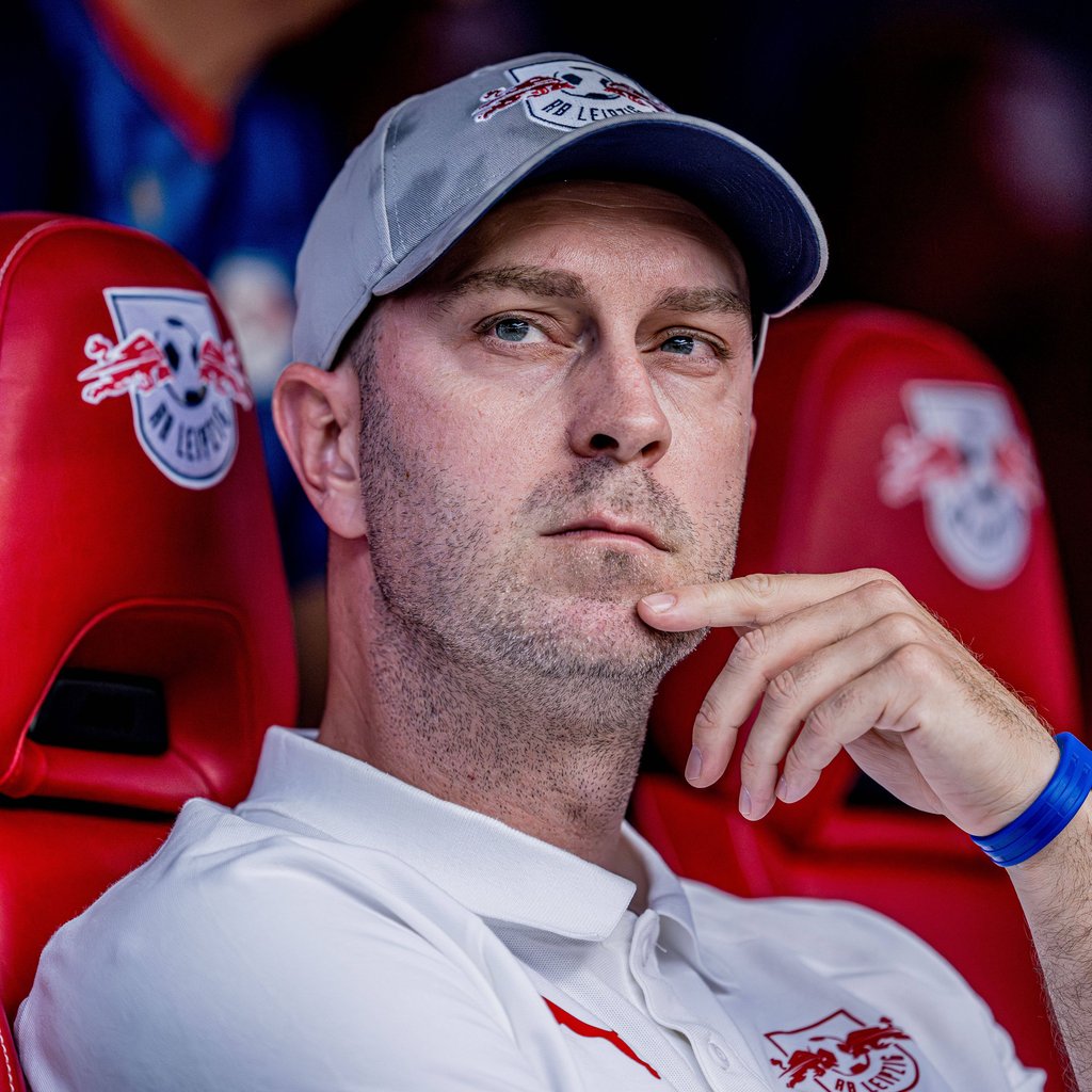 Der 1. FC Magdeburg bekommt es mit RB Leipzig um Trainer Ole Werner zu tun.