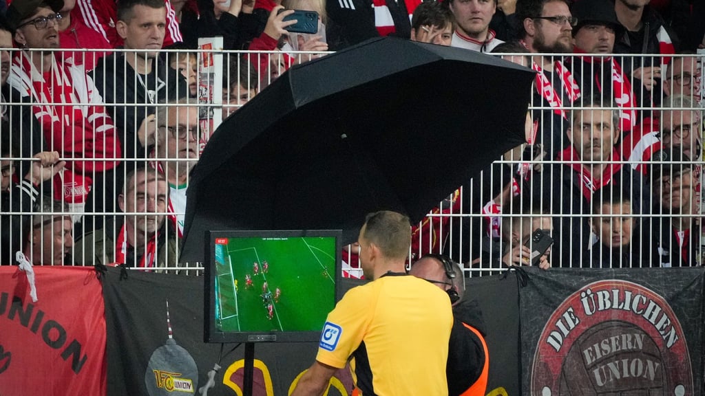 Nahm gleich zwei Treffer nach Video-Einsatz zurück: Schiedsrichter Sören Storks