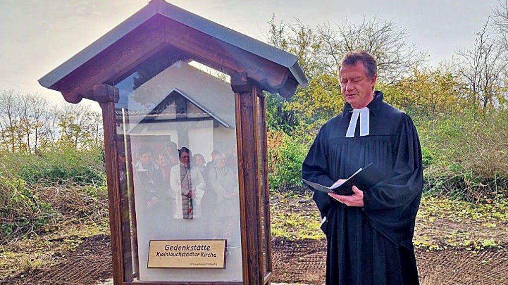 Pfarrer Andreas Börner segnet die neue Stele. 