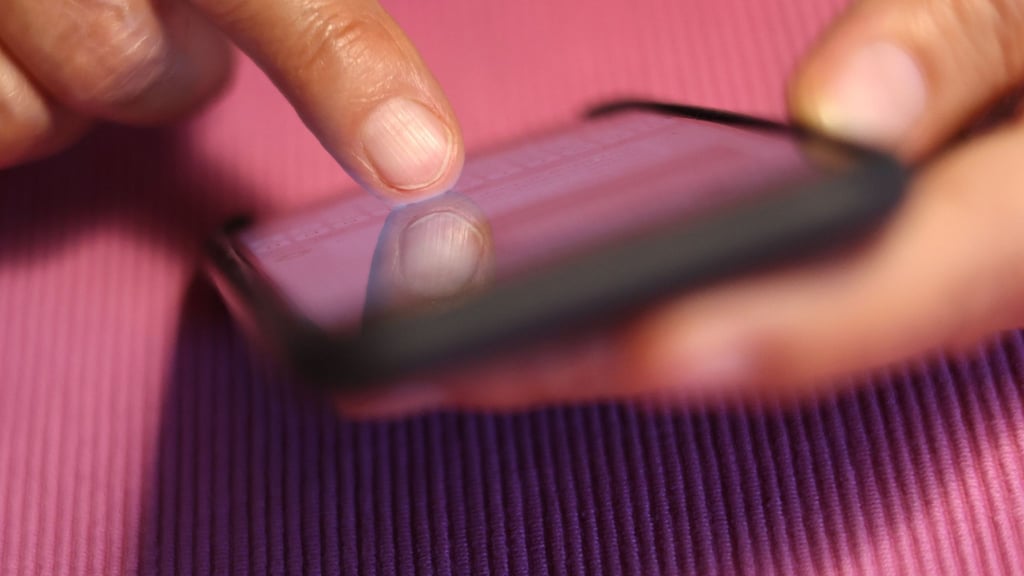 Geflüchtete in der Erstaufnahmeeinrichtung Suhl nutzen eine App zur Selbsthilfe. (Symbolbild)