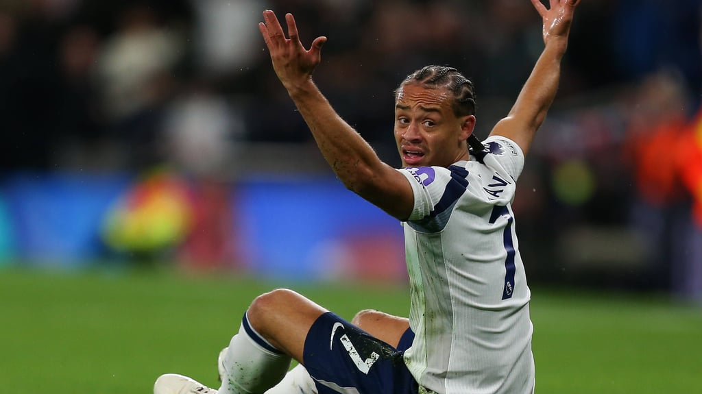 Xavi Simons fordert vergeblich einen Foulpfiff.