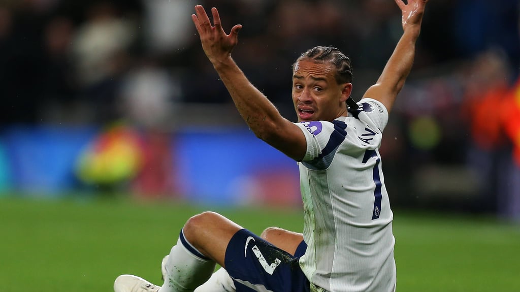 Xavi Simons fordert vergeblich einen Foulpfiff.