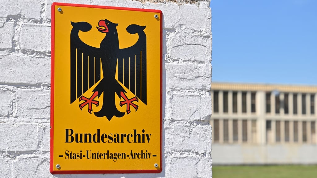 In Frankfurt (Oder) widmet sich eine Ausstellung der Stasi-Überwachung in den Fußballstadien. (Symbolbild)