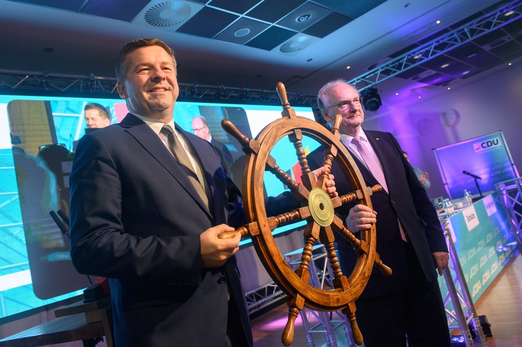 Generationswechsel bei der CDU Sachsen-Anhalt:  Ministerpräsident Reiner Haseloff (r.) übergibt das Ruder an Wirtschaftsminister Sven Schulze.