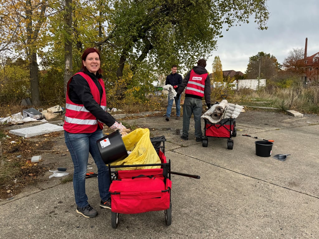 Inga Cosmus, Tobias Hentschel und Vincent Cosmus  (von links) räumen Müll im ehemaligen Pieck-Ring Halberstadts weg.