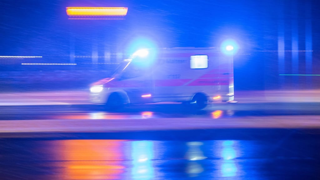 Auf der B71 zwischen Born und Letzlingen verletzte sich ein 18-Jähriger bei einem Unfall schwer.