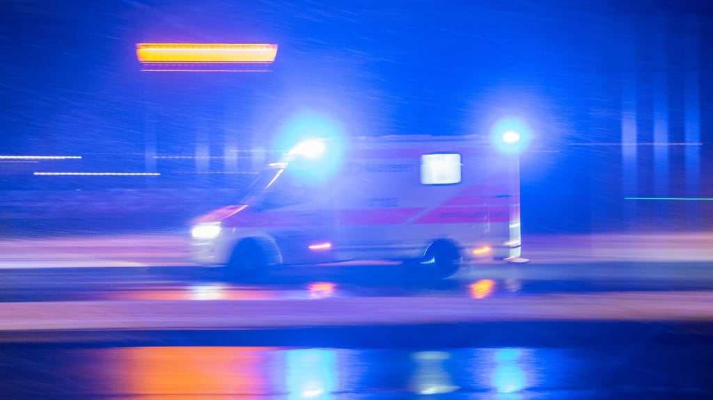 Auf der B71 zwischen Born und Letzlingen verletzte sich ein 18-Jähriger bei einem Unfall schwer.
