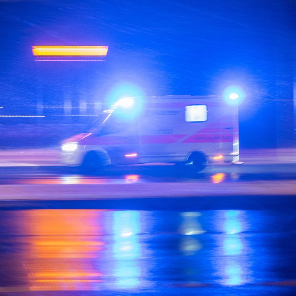 Auf der B71 zwischen Born und Letzlingen verletzte sich ein 18-Jähriger bei einem Unfall schwer.