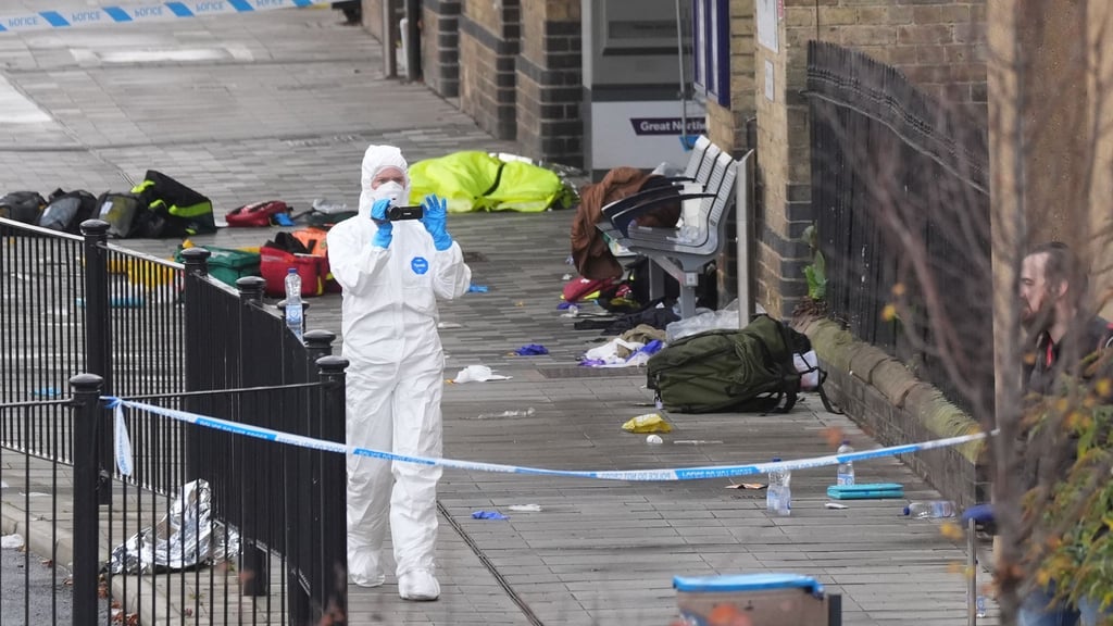 Kleidung und Rucksäcke auf dem Boden: Am Bahnhof der Stadt Huntingdon dauern die Ermittlungen an.