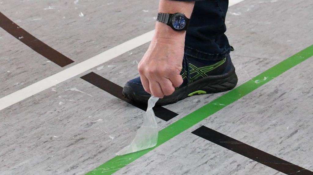 Die Versiegelung in der Turnhalle Kalbe lässt sich in Fetzen abziehen. Das ist aber nicht das Schlimmste.