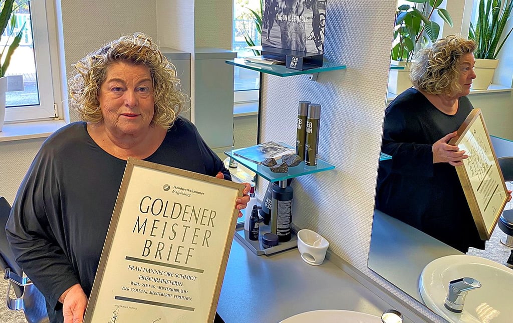 Seit 1975 Friseurmeisterin: Hannelore "Hanne" Schmidt mit dem Goldenen Meisterbrief der Handwerkskammer Magdeburg.