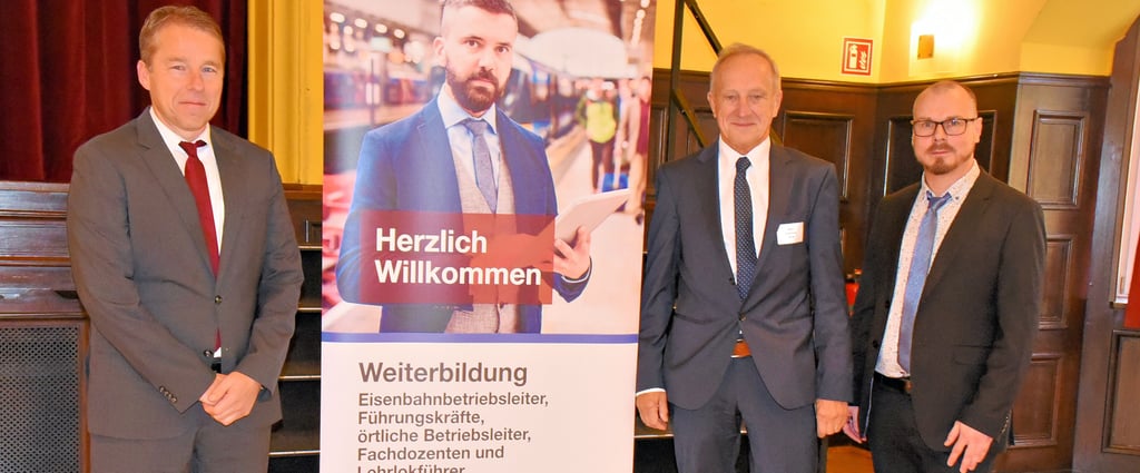 Der Geschäftsführer der AVG-Bildung, Bildungsakademie für Bahnberufe  Aschersleben, Patrick Müller-Dohmeyer (rechts), und der Fachbereichsleiter für externe Weiterbildungen des Unternehmens, Joachim Dub (2. von rechts), hatten erneut den  Leipziger Fachanwalt für Bahnrecht, Andy Niekamp (links),  zur Weiterbildungsveranstaltung nach Aschersleben eingeladen. 