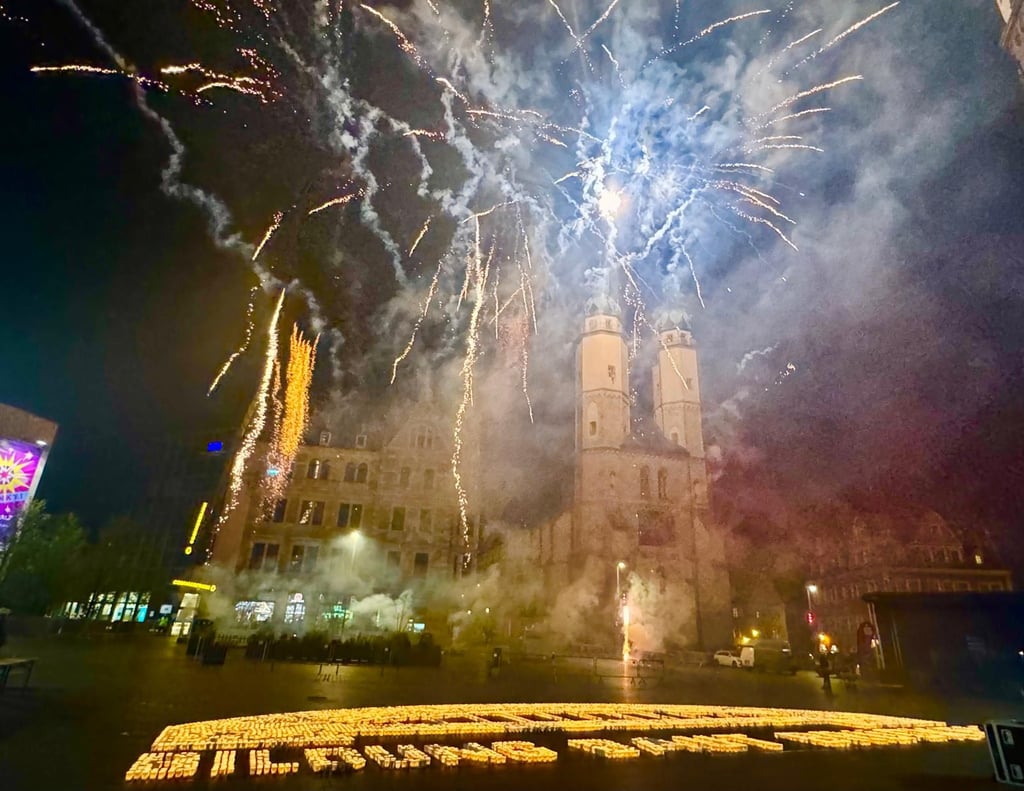 Mit einem großen Feuerwerk ging das diesjährige Hallesche Lichterfest am Sonntag zu Ende. 