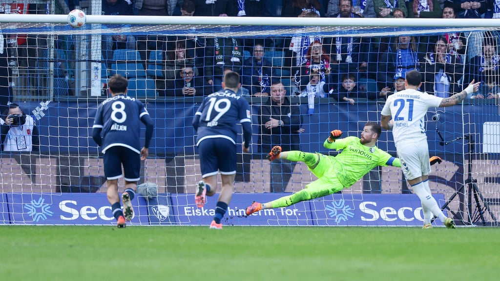 Eine der Schlüsselszenen für den 1. FC Magdeburg beim VfL Bochum: Falko Michel setzt einen Strafstoß an die Querlatte.