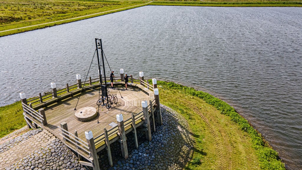 Künstliche Insel, gestautes Wasser: Aussichtspunkt im Flevopolder.