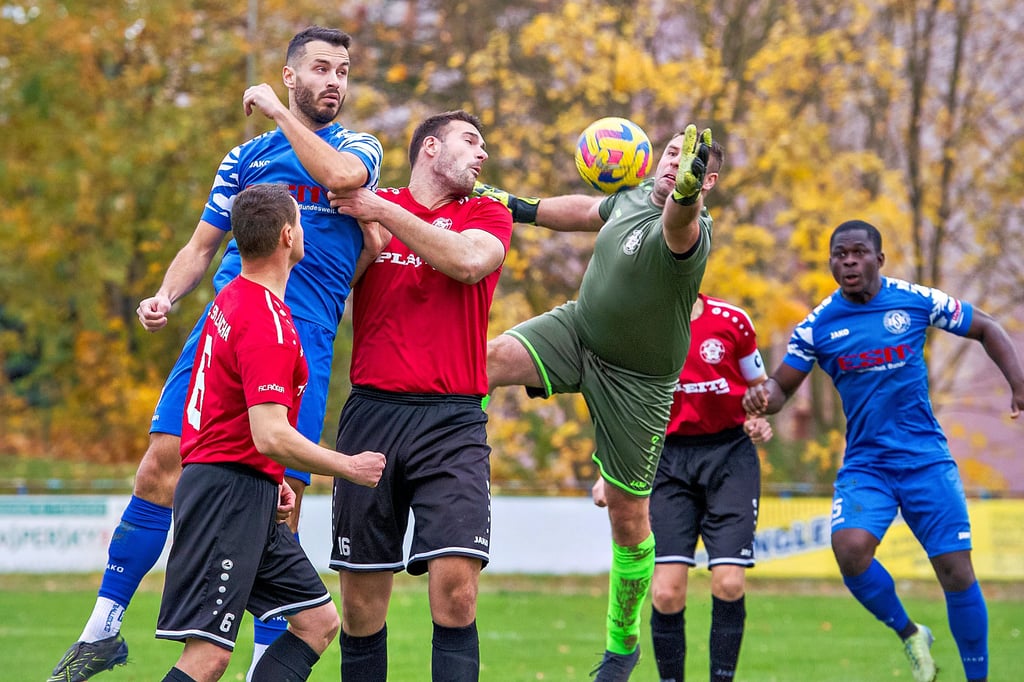 Lauchas Torwart Tobias Schöneburg klärt hier mit vollem Einsatz.