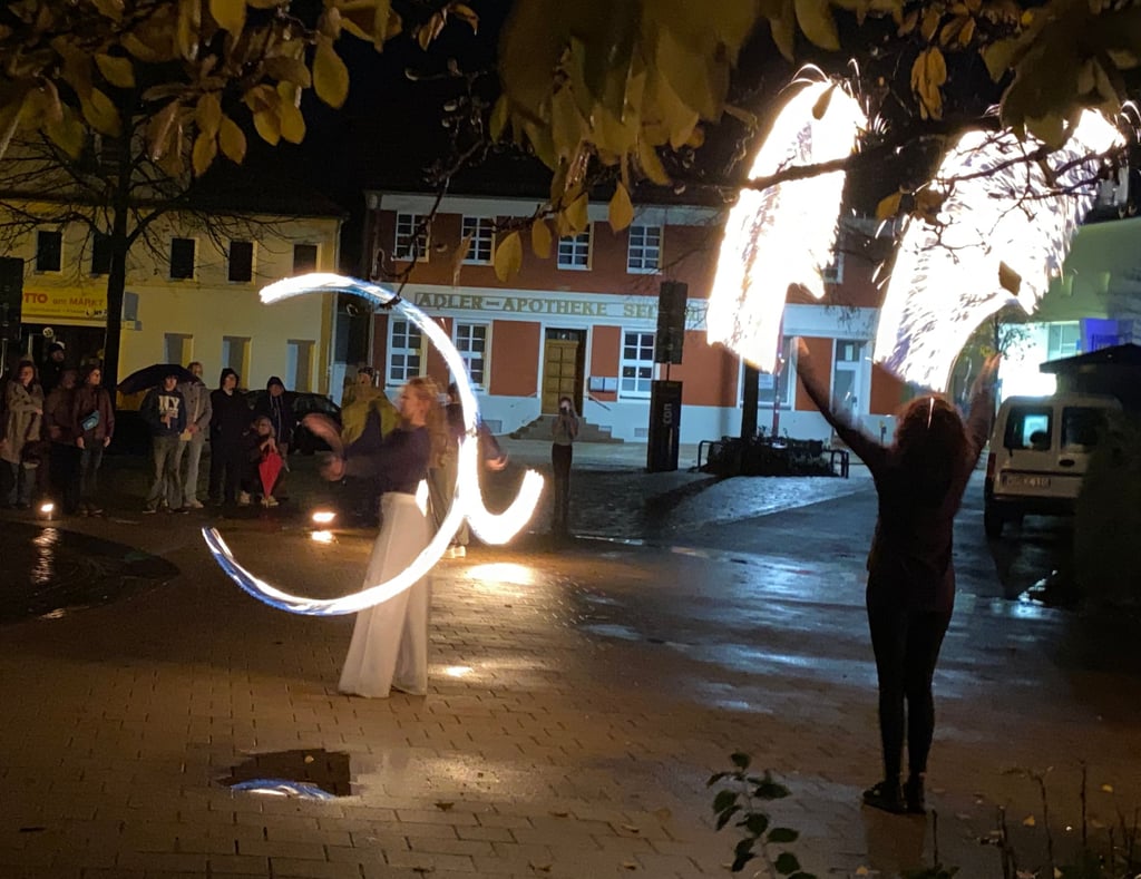 Die Feuershow mit den Flying Sparks zog zahlreiche Besucher an.