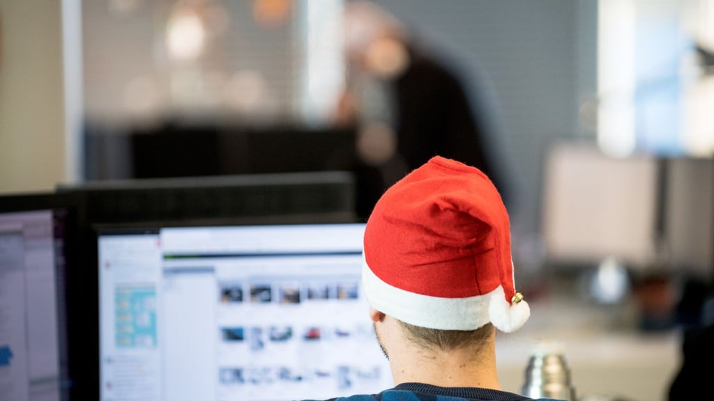 Ob es Weihnachtsgeld gibt oder nicht, kann im Tarif- oder Arbeitsvertrag festgehalten sein.