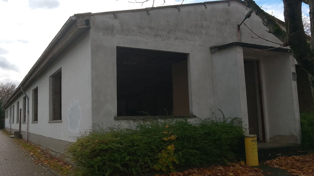 In Tucheim steht der Abriss von leerstehenden Gebäuden bevor. Die frühere Mensa ist bereits komplett leergeräumt, die Fenster ausgebaut.