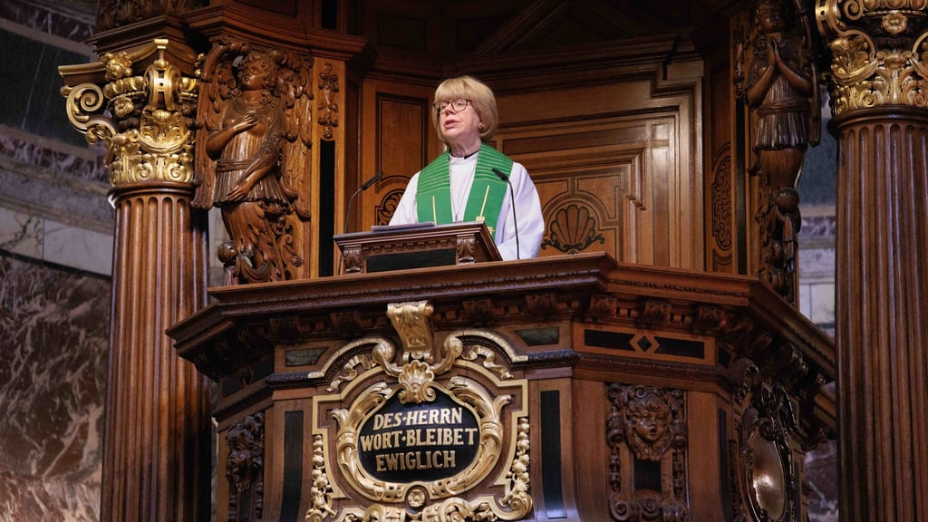 Die anglikanische Bischöfin Sarah Mullally ist in der Berliner Domgemeinde keine Unbekannte.