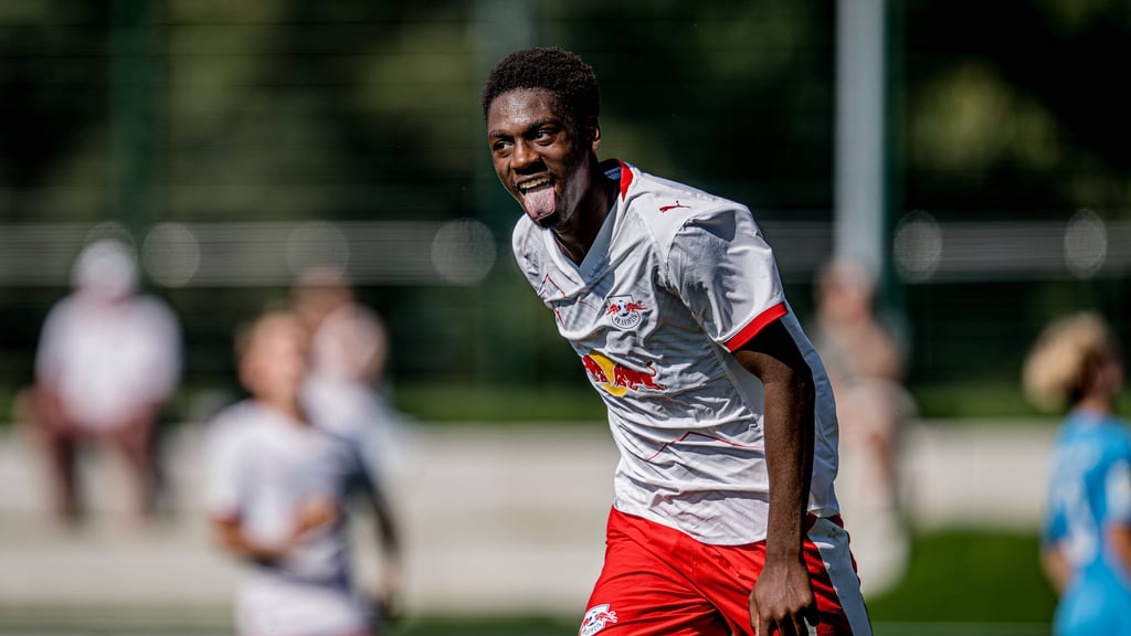 Israel Ogette freut sich über ein Tor.