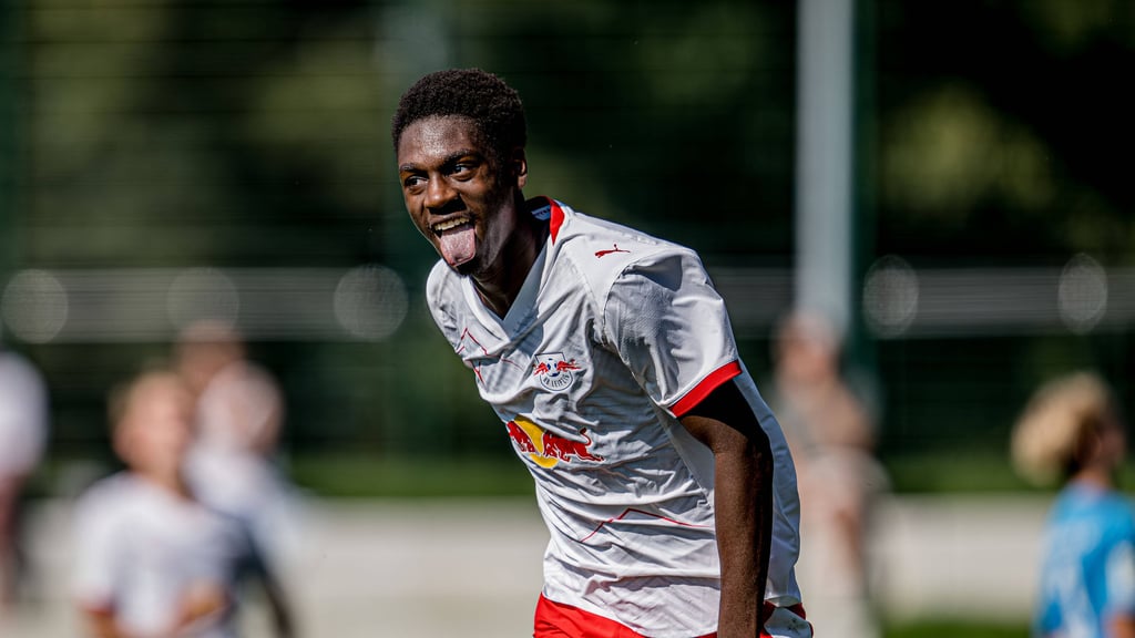 Israel Ogette freut sich über ein Tor.