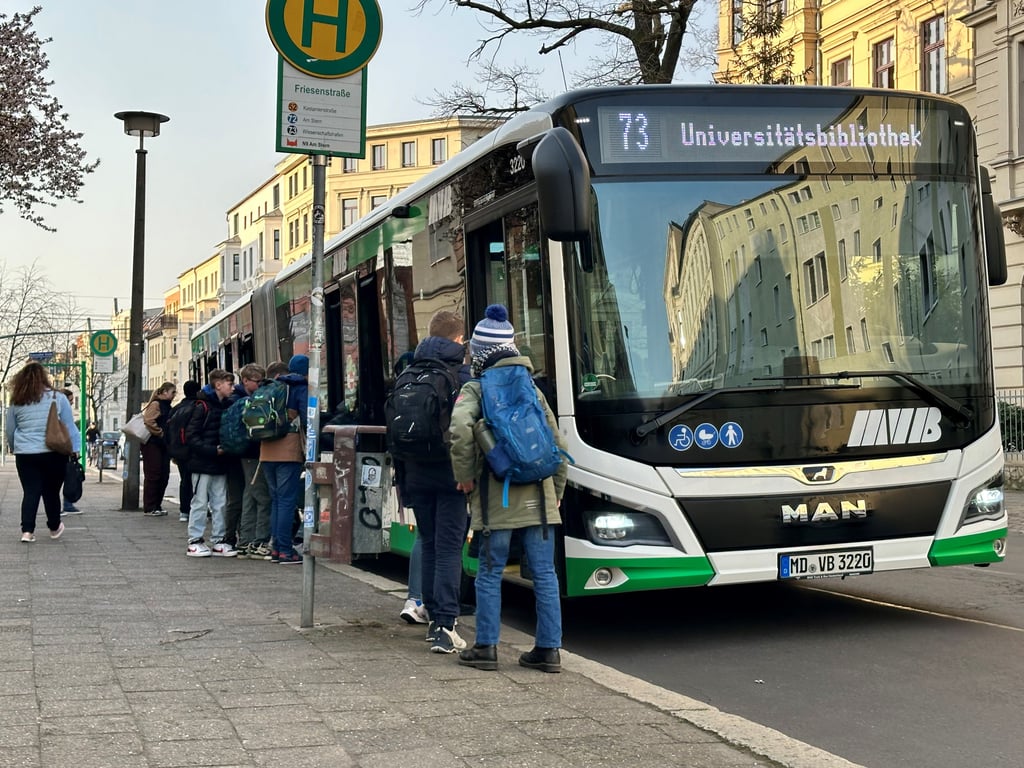 Schülerticket Magdeburger Verkehrsbetriebe MVB Schüler Bus Straßenbahn Friesenstraße Haltestelle Schülerverkehr