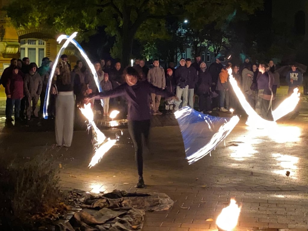 Die Feuershow mit den Flying Sparks auf dem Marktplatz Genthin.