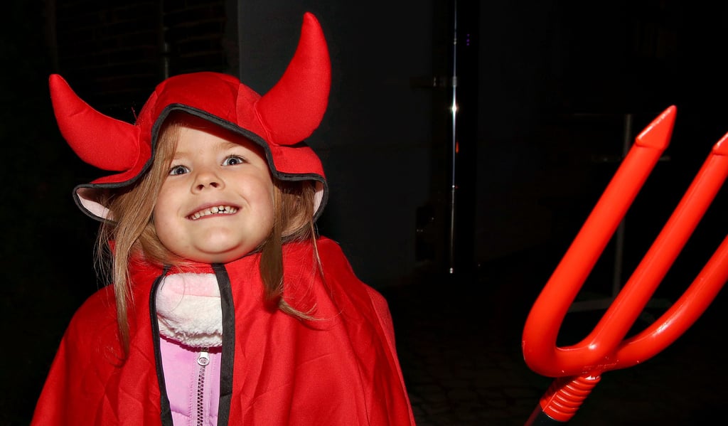 Die vierjährige Delilah ist hier als kleines Teufelchen unterwegs und hat sehr viele Süßigkeiten bekommen. 